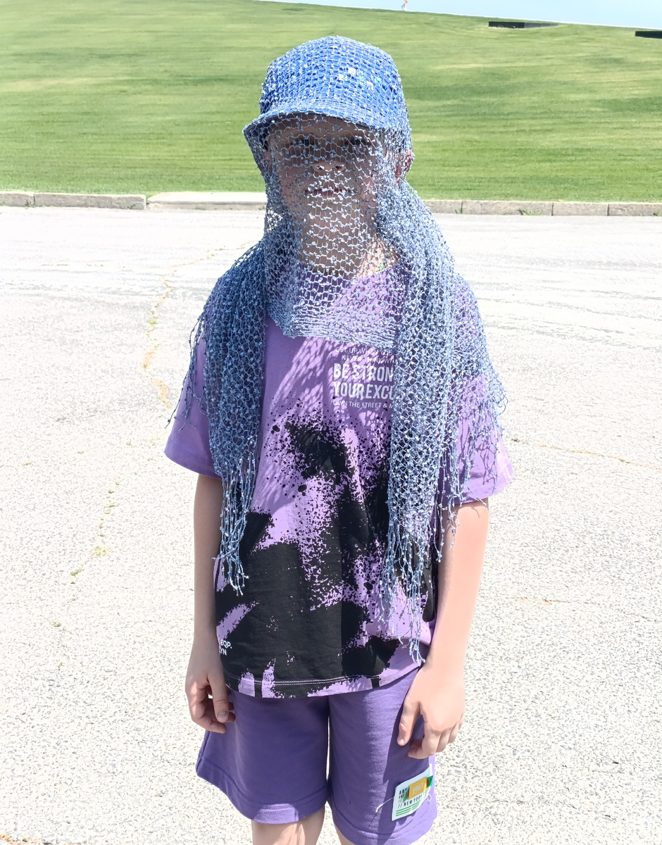 Кто-то догадался,как можно спастись от мошки😂(фото автора). 