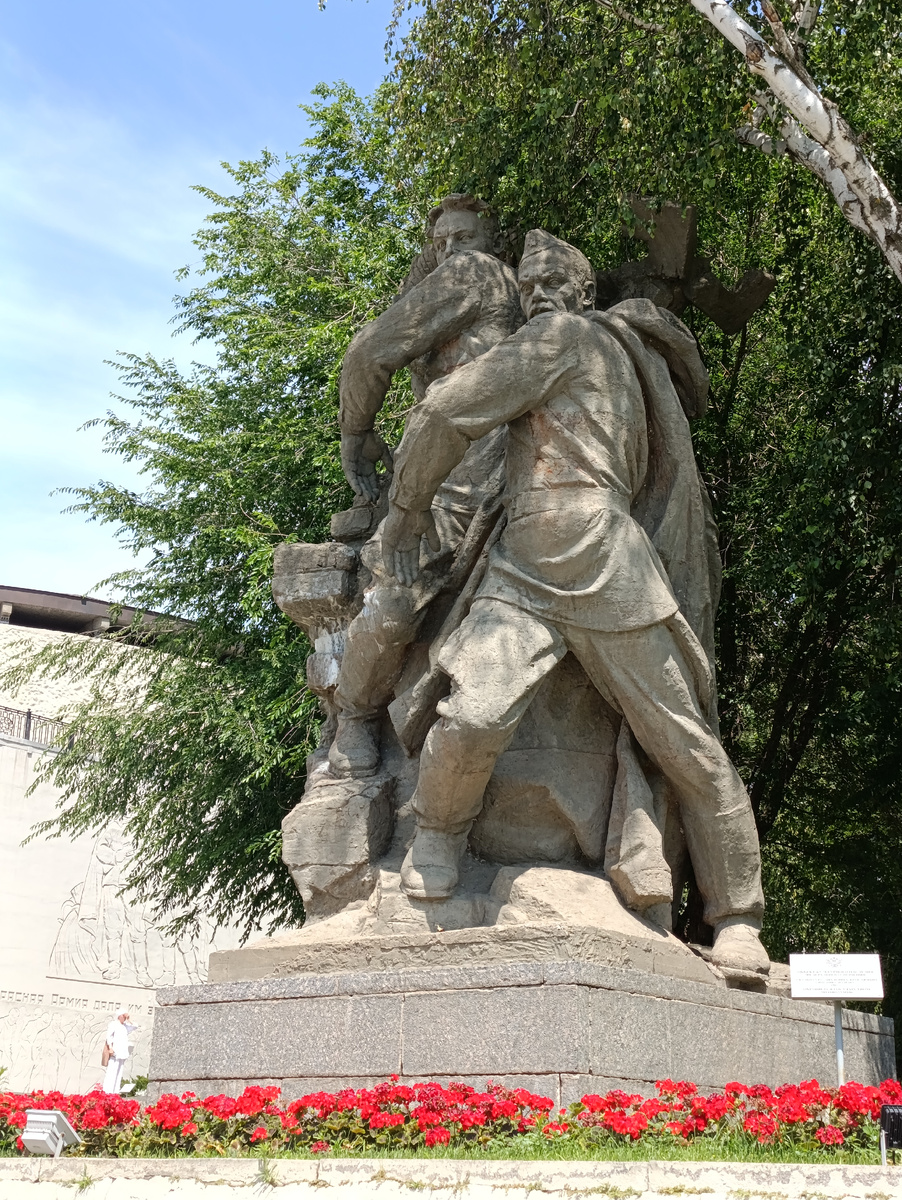 Скульптурная композиция на Площади Героев(фото автора). 