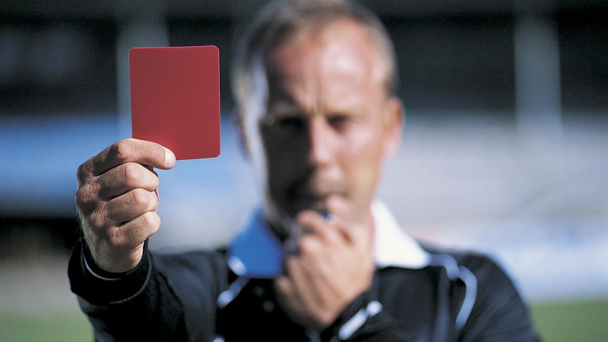 https://www.tagesspiegel.de/images/9973692/alternates/BASE_16_9_W1400/1686654330000/referee-holding-a-red-card.jpeg