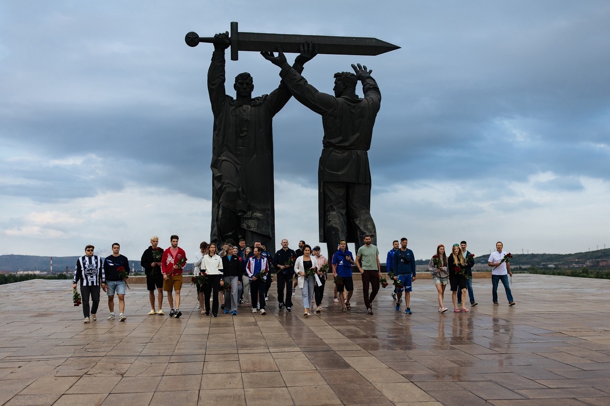 У памятника "Тыл-фронту"