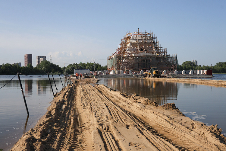    Храм-памятник на Казанке, масштабная реставрация которого началась в прошлом году, теперь скрыт за строительными лесами