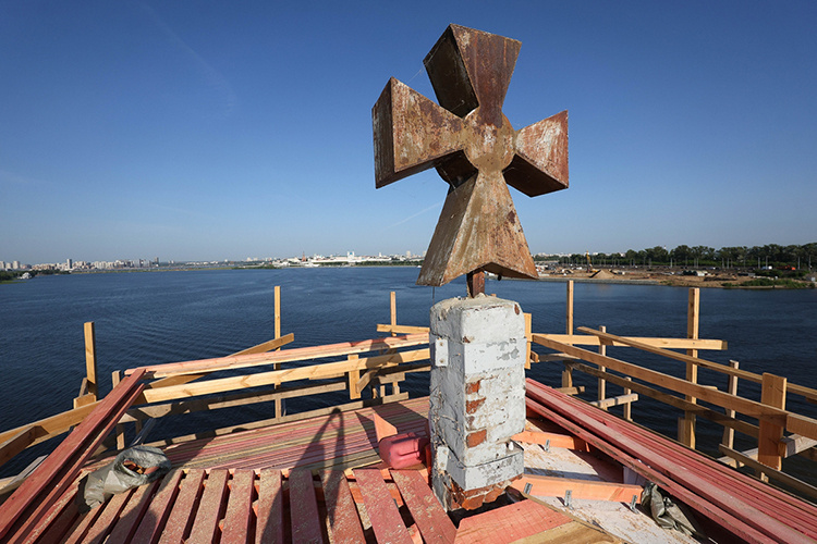    Впереди — восстановление кровли и воссоздание дверей и окон, соответствующих историческому облику, замена креста, облицовка причальной лестницы