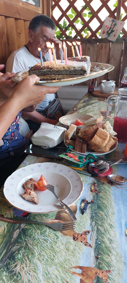  Я держу торт, который подарила старшая дочка, муж тут еще и проснуться хорошо не может после своей встречи выпускников в АГМИ накануне...