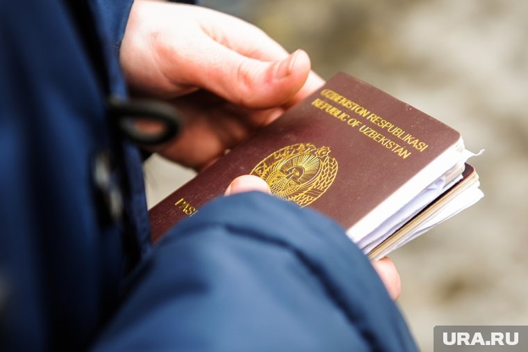 Во время проверок нескольких человек доставили в полицию. Фото: Вадим Ахметов © URA.RU