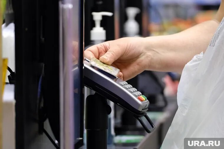 Женщина расплачивалась в магазинах картой мужа. Фото: Игорь Пантин © URA.RU