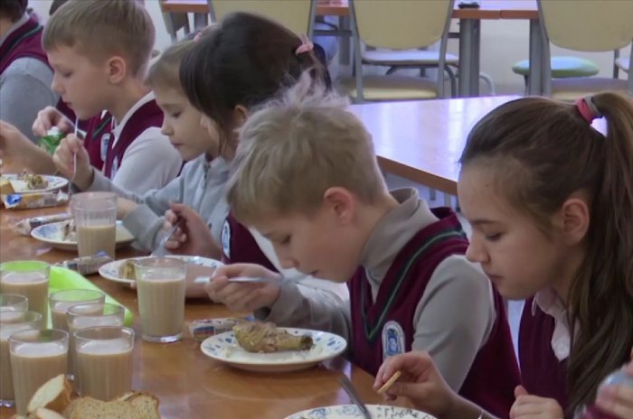 Школьная столовая, архивное фото