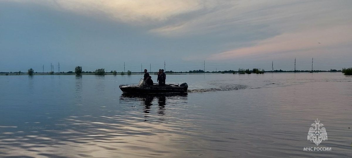    В Ханты-Мансийске спасатели продолжают поиски пропавшей на реке девочки