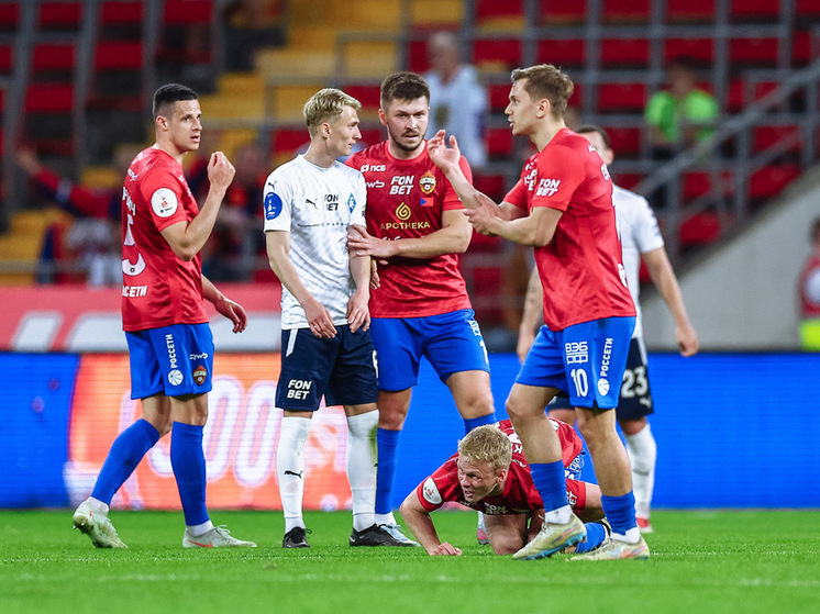     Сергей Бабкин в окружении футболистов ЦСКА. Фото: ПФК "Крылья Советов"