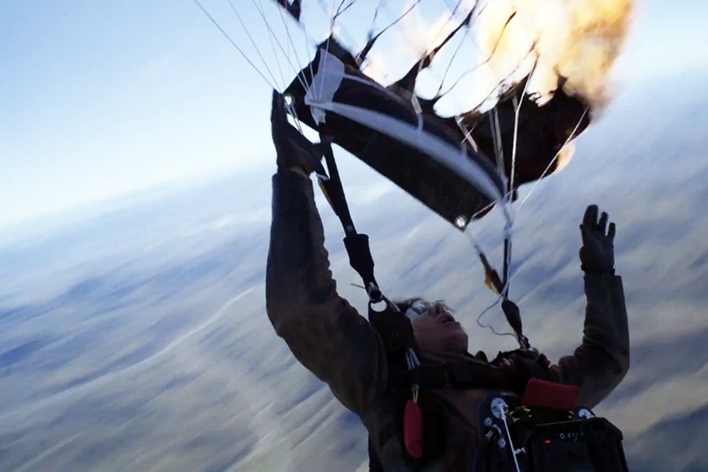    Пылающий парашют мог гореть около трех секунд, прежде чем актеру было необходимо его отрезать и раскрыть резервный парашют. / Соцсети