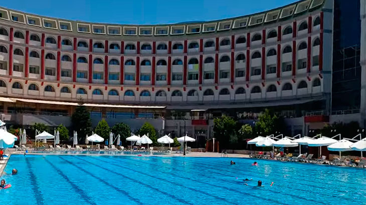 Бассейн отеля.