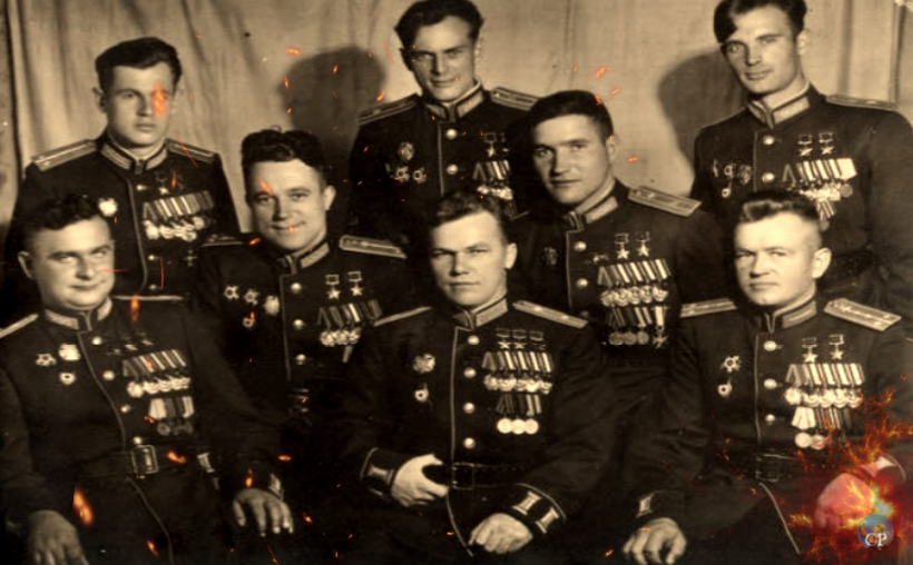 На кадре всего 8 человек, но они умудрились уложить целых 20 немецких эскадрилий. Кто находится на фото