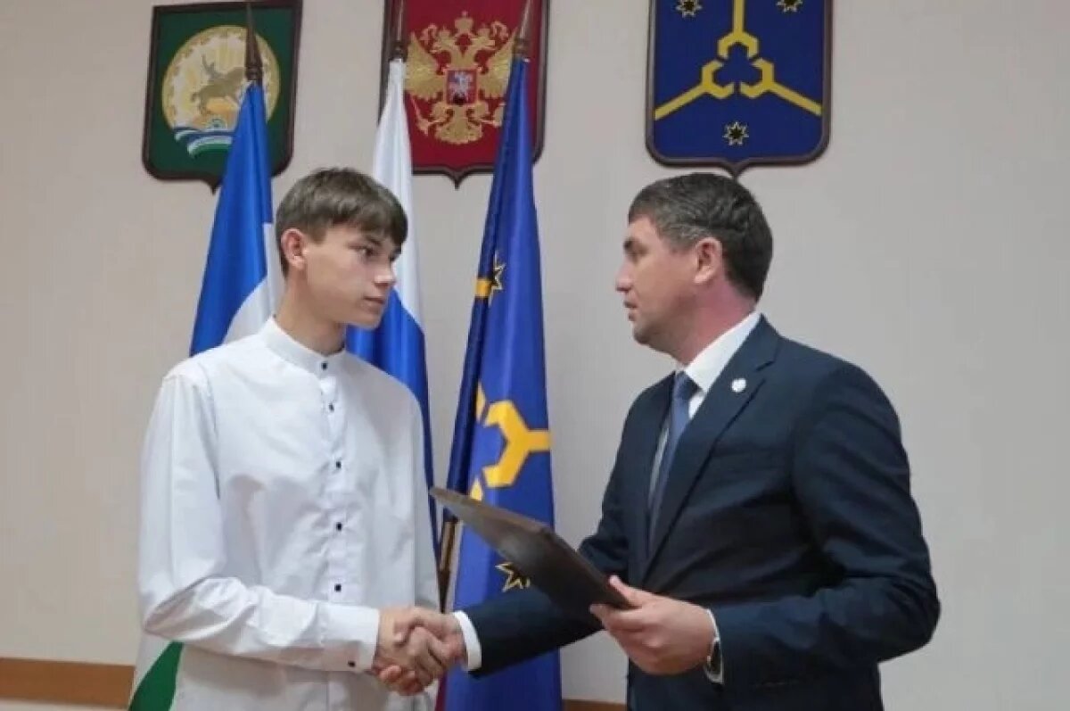    В Башкирии наградили подростка, спасшего выпавшую из окна девочку