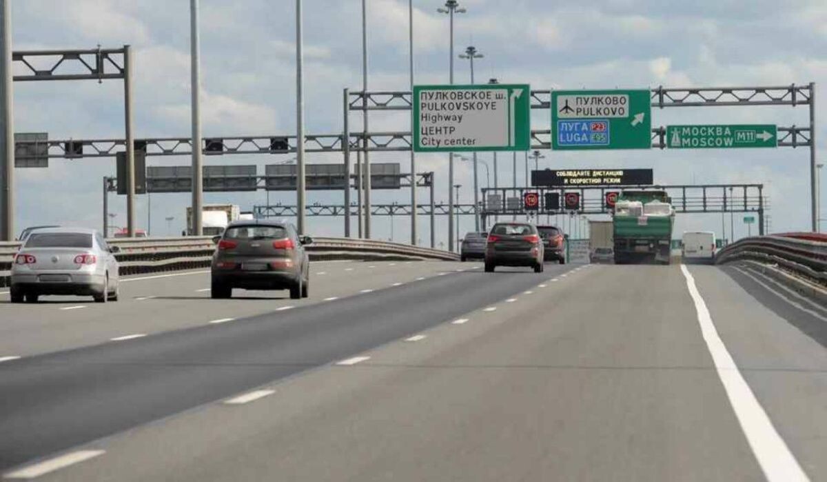     Движение автомобилей. Источник: kp.ru Автор фото: Юлия Пыхалова