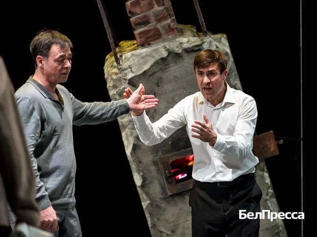 Сцена из спектакля «Вечно живые» / Фото: Павел Колядин