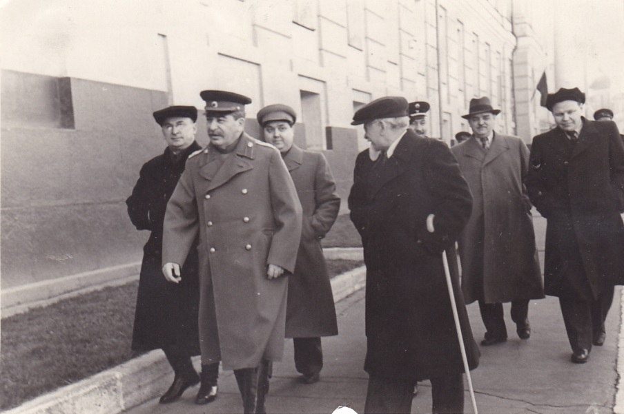 Вождь всегда впереди. Фото с яндекс-картинок.