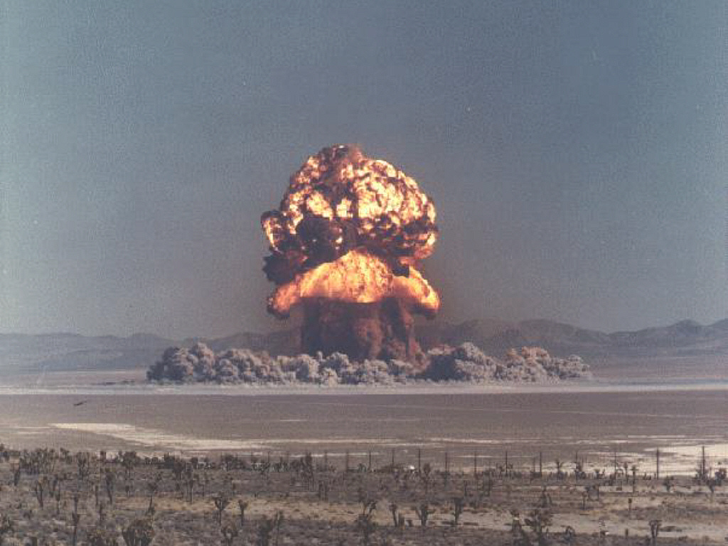 Испытания Operation Plumbbob, проходящие в Неваде с мая по октябрь 1957 года. В ходе испытанеий произведена детонация 29 зарядов разной мощности и свойств. Собственно, тут отчетливо видно движение части взрывнорй волны.