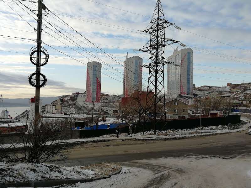 Три небоскрёба на фоне неба — это и есть ж/к «Алые паруса». Рядом с правым есть небольшая скала, крошечный уголок природы. 