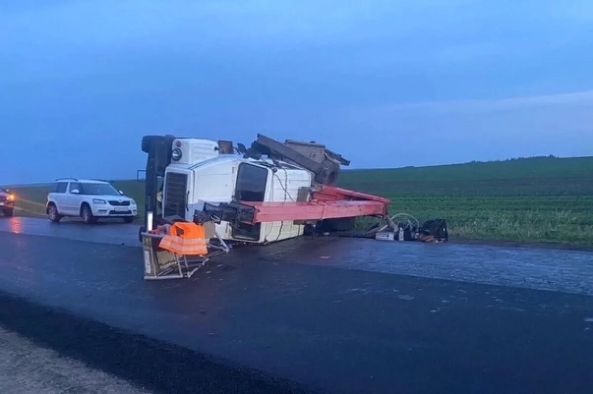    На трассе «Орел-Ефремов» опрокинулась автовышка, пострадал пассажир