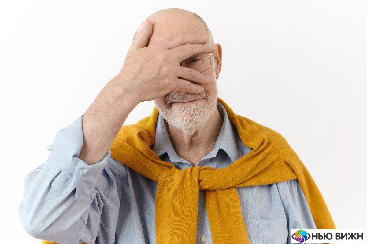 Глазной инсульт (окклюзия сосудов сетчатки) — это острое нарушение кровоснабжения глаза, которое может привести к необратимой слепоте за считанные часы. В отличие от обычного инсульта, он часто проходит без боли, поэтому многие упускают драгоценное время. Как отличить его от усталости глаз? Какие первые меры помогут сохранить зрение? И почему нельзя ждать «пока само пройдет»?