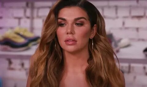 Закрытая жизнь: Анна прячется от боли, но не от надежды.