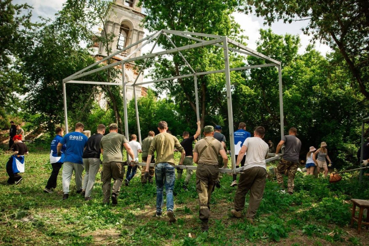    Совместно с волонтёрами Победы бойцы расчистили территорию, скосили траву, подготовили площадку для православного лагеря