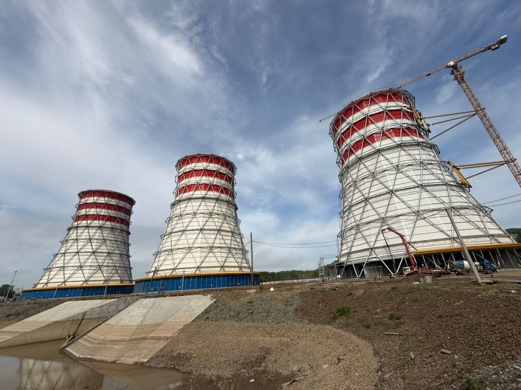 © ООО «Сибирская генерирующая компания» / sibgenco.online (Мощность Томь-Усинской ГРЭС сегодня составляет 1345 МВт — девять энергоблоков. Объект расположен на юге Кемеровской области, в Притомском районе г. Мыски)