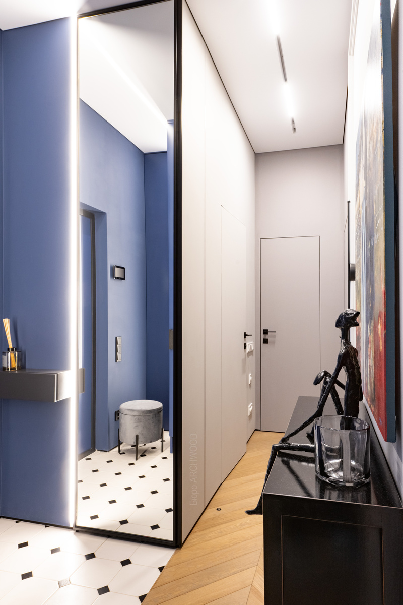 Трековый светильник с рассеивателем  - удобный вариант организации основного освещения