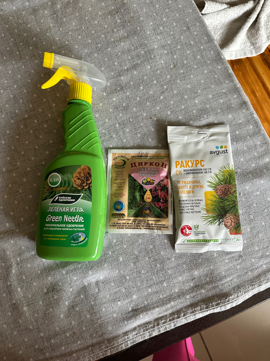 Здравствуйте, расскажу как я спасаю этими тремя средствами от повреждений на моей елке , как выяснилось , что она заболела болезнью под названием ржавчина . Как проводила обработку - в три этапа - первый развела ракурс согласно инструкции и полностью обработала дерево . Спустя 7 дней развела циркон и так же обработала елочку . Далее после 3 дней всю елочку я обработала спреем зеленая игла - его даже не пришлось разводить . Эта тройка настоящее спасение от гнилей на растениях ! Буду рада если кому то пригодится ! 