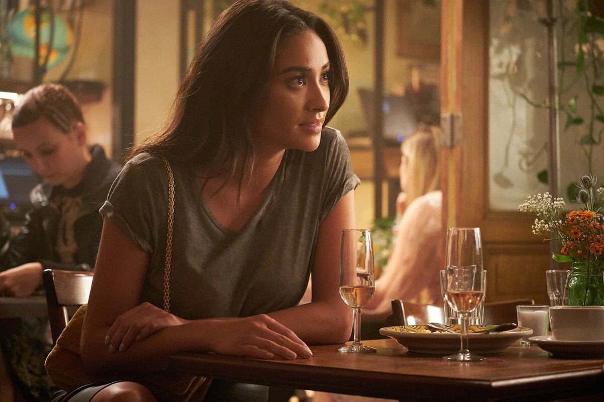 Кадр из сериала "Ты" 