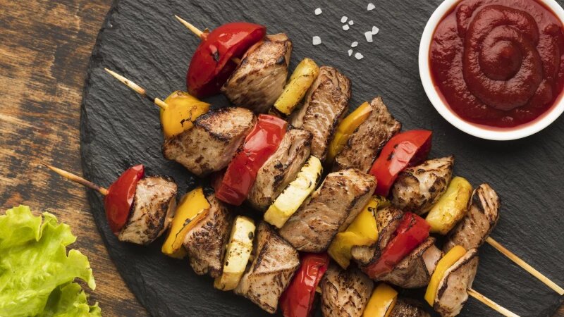     Шашлыки. Фото: ru.freepik.com, автор freepik.