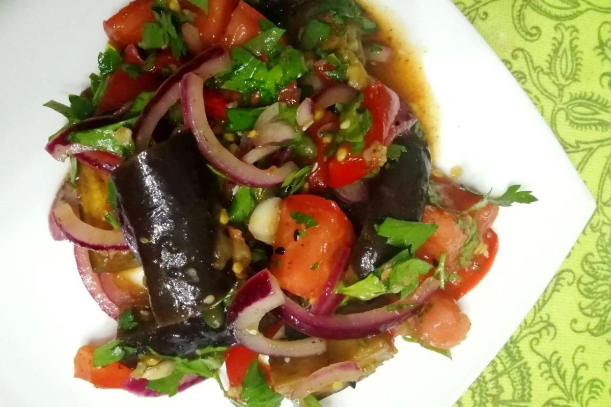    В тёплое время года можно уменьшить порции или количество приёмов пищи