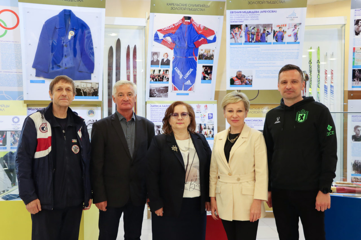    Лариса Подсадник и Наталья Баринова в Музее истории карельского спорта. Фото: "Республика"/Родион Филиппов
