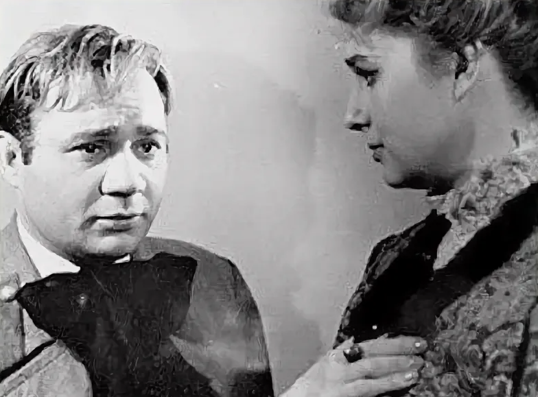 Евгений Леонов в роли Лариосика.