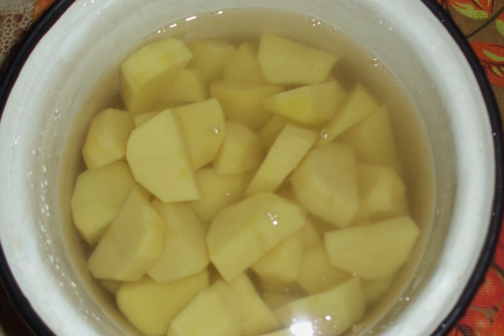 Очищенный картофель в кастрюле. Фото автора канала Житейская проза