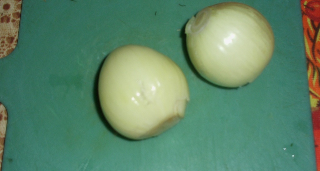 Две луковицы на зеленой кухонной доске. Фото автора канала Житейская проза