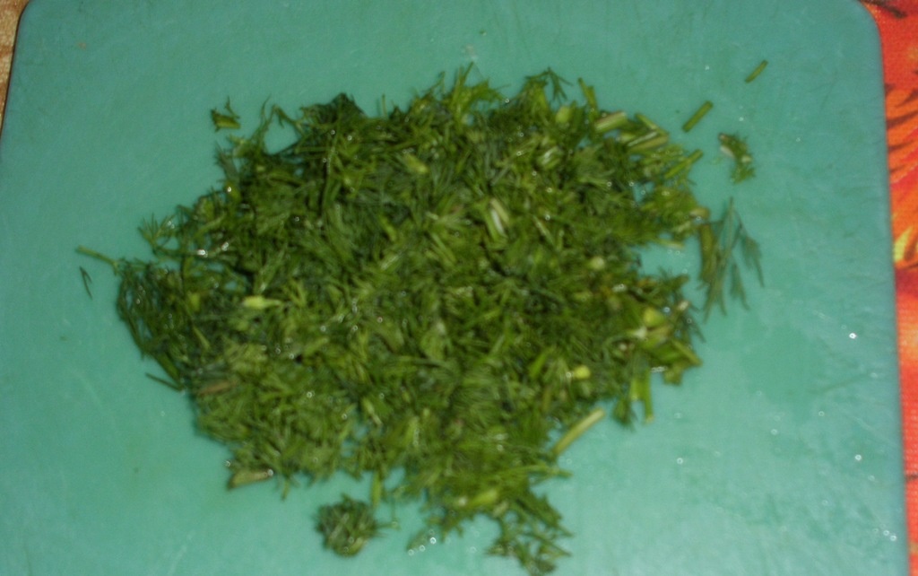 Измельченный укроп на зеленой кухонной доске. Фото автора канала Житейская проза