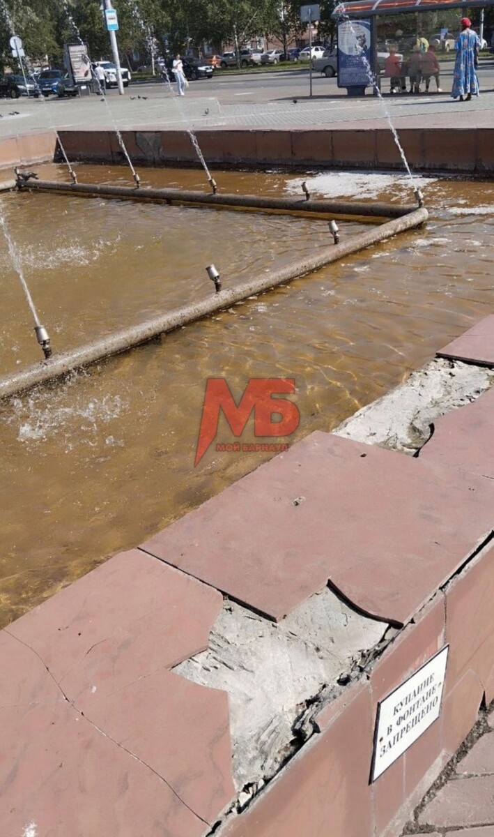    Фонтан у ТЦ "Россия". Источник: vk.com/moybrn