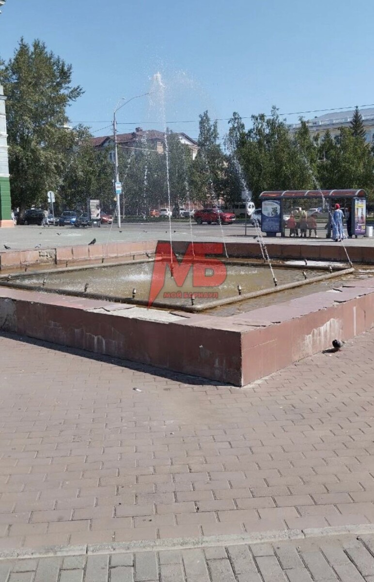    Фонтан у ТЦ "Россия". Источник: vk.com/moybrn