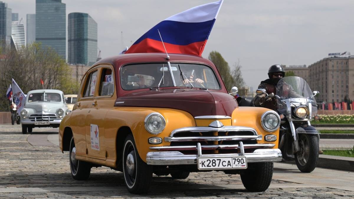    Автомобиль «Победа» ГАЗ М-20 во время «Автопробега Победы» возле Музея Победы на Поклонной горе / Фото: Алексей Никольский / РИА Новости