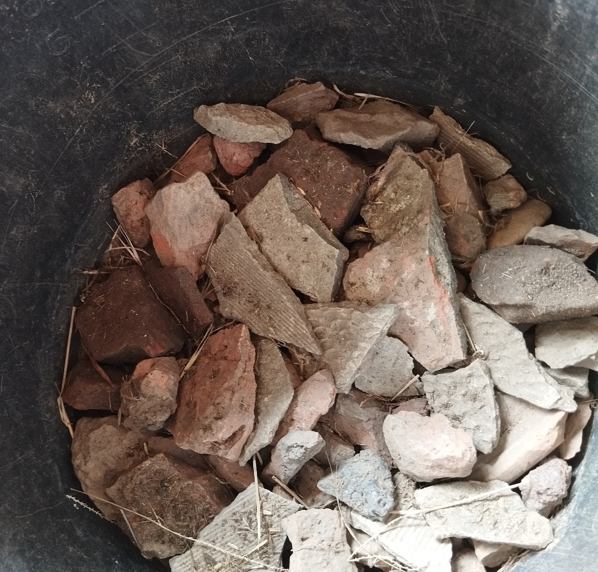 Все это было собрано в процессе перекопки грядок в огороде! Дренаж из строительного мусора. Фото автора, Ворошиловой М. В.