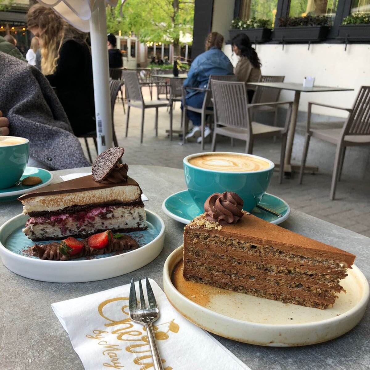 Один кофе и десерт в кафе-кондитерской в Варне стоит порядка 20 лв (1000 руб). Но это сладкарница с вкусными натуральными десертами.