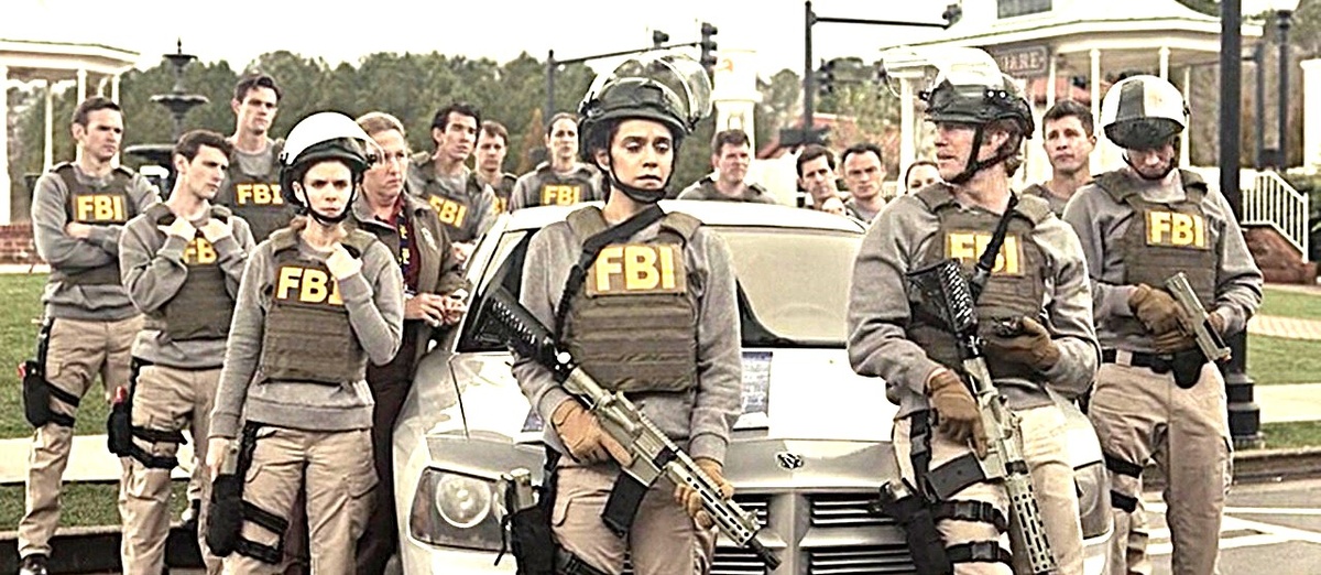 группа новобранцев ФБР проходит обучение в академии 