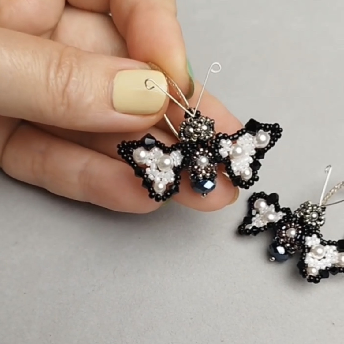 Можно подобрать другие материалы и сделать по той же схеме шикарные серьги.