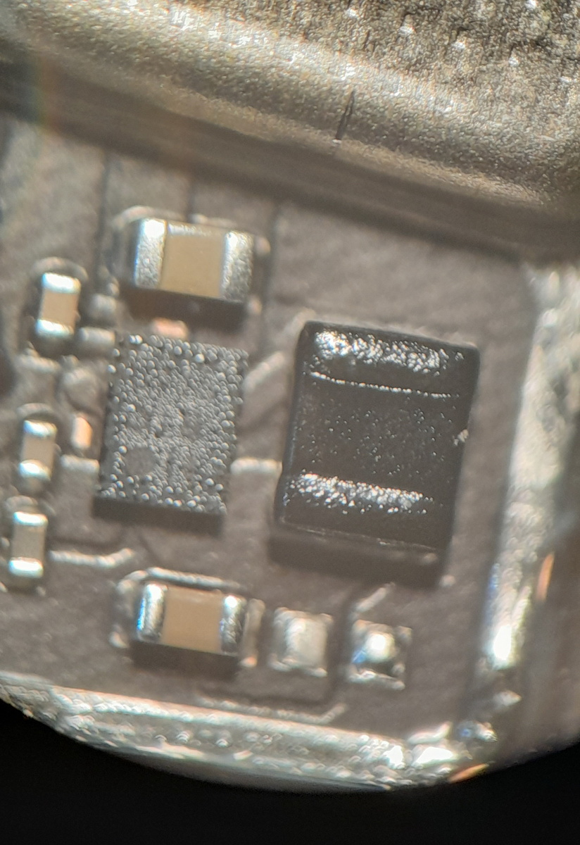 Фото автора.Мелкие точки на контроллере это не влага, это твёрдые выпуклости.