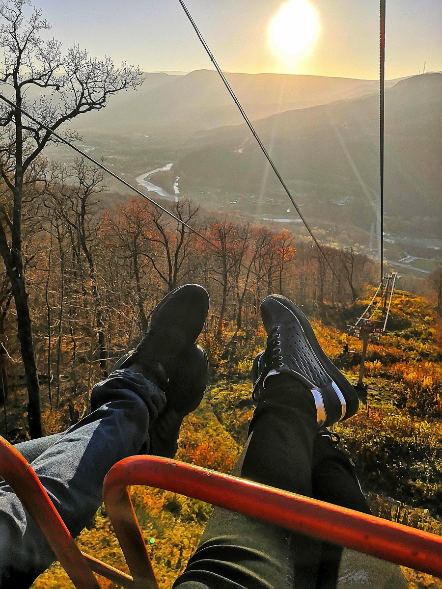 Спуск с хребта Уна-Коз на Савранской канатной дороге в станице Даховская осенью на закате. Романтика ❤️