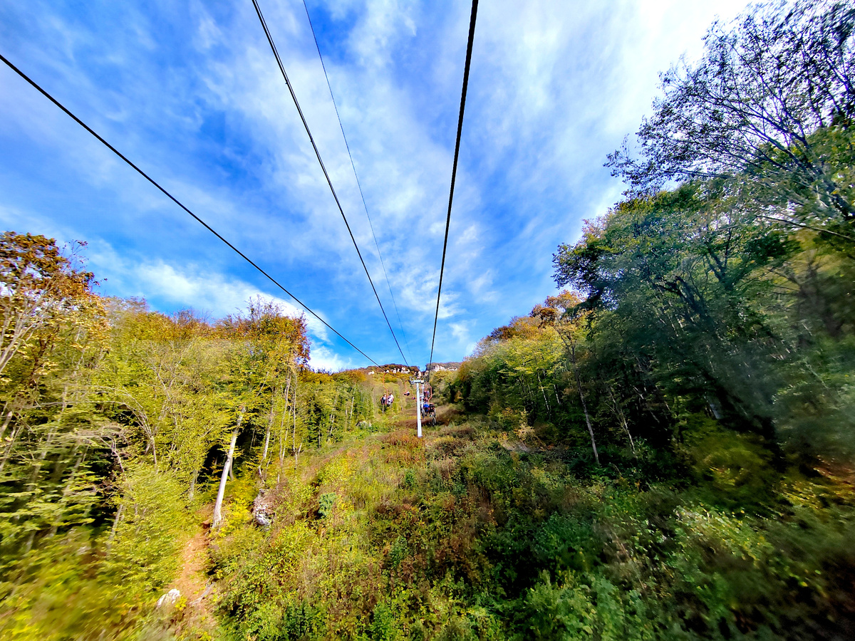 Начало подъема на хребет Уна-Коз на Савранской канатной дороге в станице Даховская