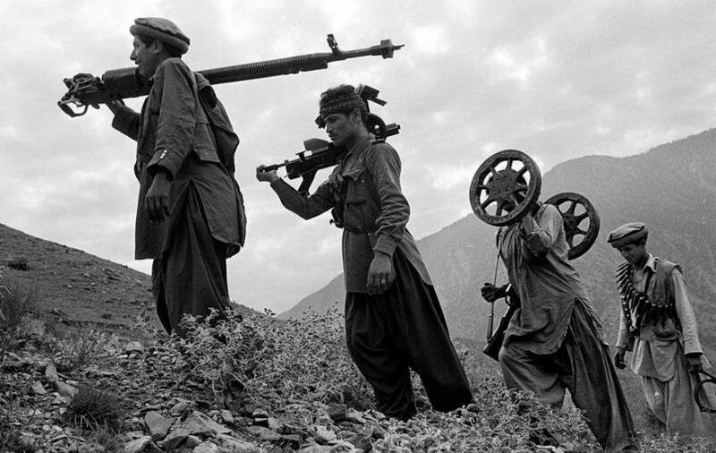 Переноска ДШК расчётом. Из инета.