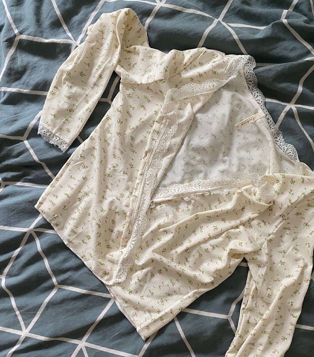 Это, кстати, моя любимая пижама на лето. Благодаря натуральному составу я сплю и не ощущаю себя капустой.