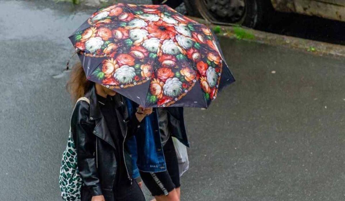     Девушки под зонтом. Источник: kp.ru Автор фото: Олег Золото