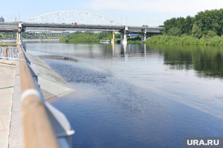 С конца апреля набережную начало затапливать. Фото: Никита Сабашников © URA.RU